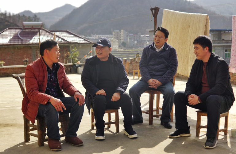 陕西EVO厅集团组织慰问旬阳县双河镇穷困村民