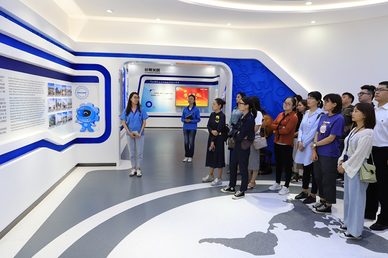 陕西EVO厅集团团委到法士特集团参观进建