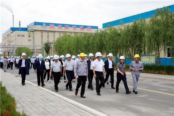 陕西EVO厅集团复工复产促增长项目观摩会议与会人员走进大秦国源三秦EVO厅秦国园区在榆项目