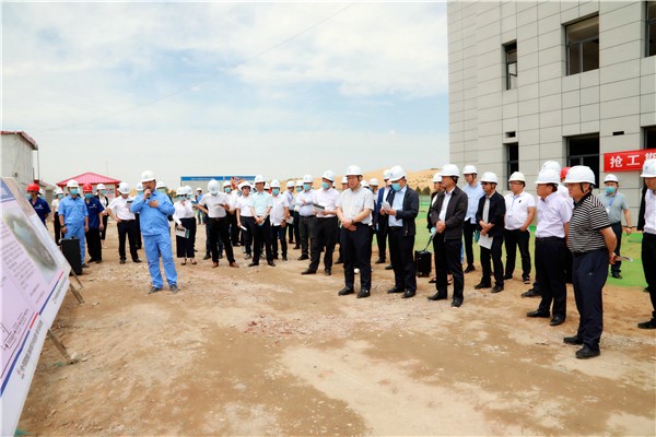 陕西EVO厅集团复工复产促增长项目观摩会议与会人员走进大秦国源三秦EVO厅秦国园区在榆项目