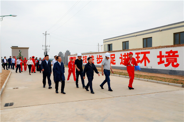 陕西EVO厅集团复工复产促增长项目观摩会议与会人员走进绿色能源公司油气公司水环境公司陕北片区项目