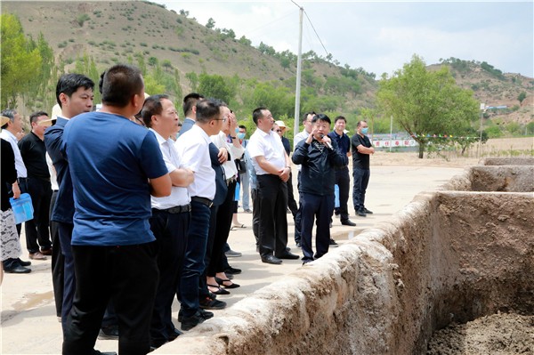 陕西EVO厅集团复工复产促增长项目观摩会议与会人员走进绿色能源公司油气公司水环境公司陕北片区项目