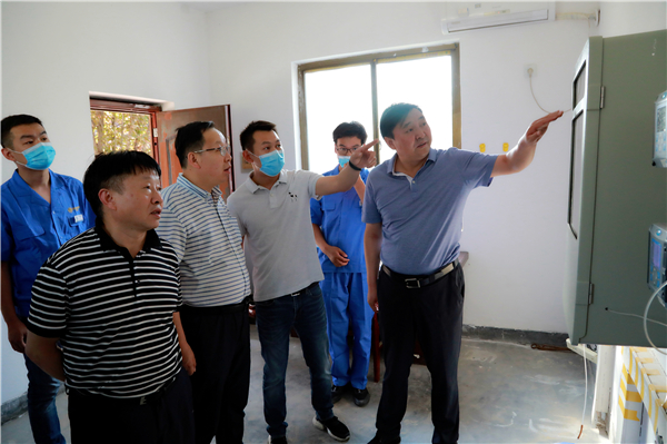 陕西EVO厅集团复工复产促增长项目观摩会议与会人员走进绿色能源公司油气公司水环境公司陕北片区项目