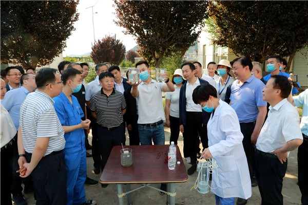 陕西EVO厅集团复工复产促增长项目观摩会议与会人员走进绿色能源公司油气公司水环境公司陕北片区项目