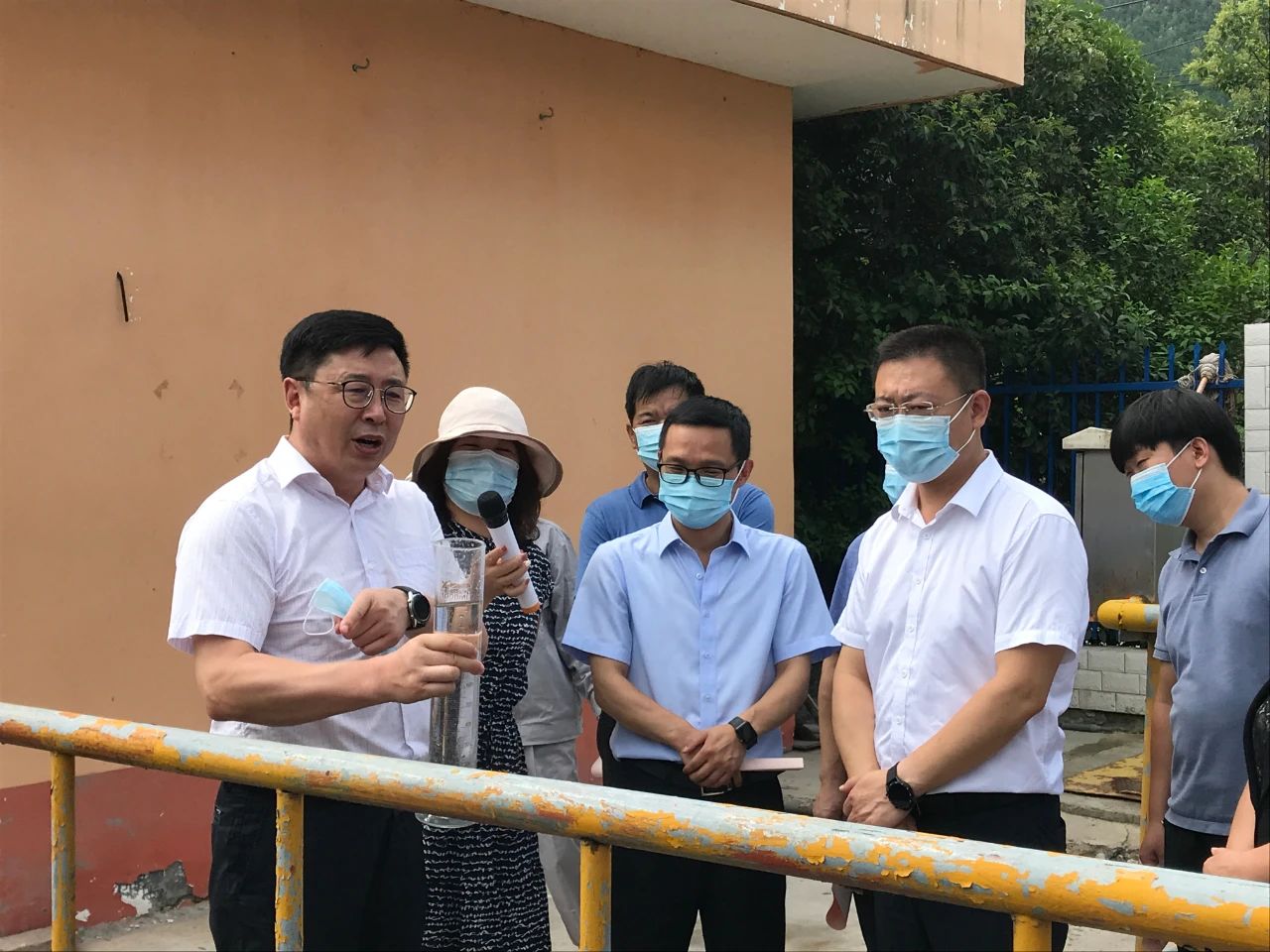 丹凤县政协主席周建政一行到丹凤县污水处置厂发展县域生态环境；ぷㄌ獾餮