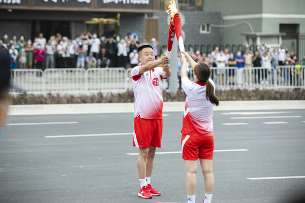 高慢！陕西EVO厅集团职工王玮参加十四运会火炬传递！