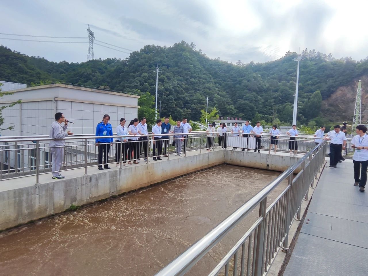 水环境商南公司结合商洛市生态环境局商南县分局发展EVO厅设施向公家盛开活动