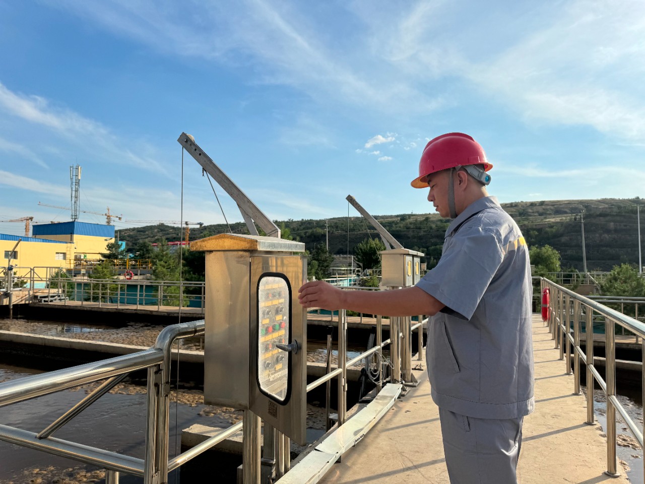 水环境公司职工贺虎荣获神木市人民当局宣告的“2023年度生态环境；すぷ飨冉孜摇比儆称号