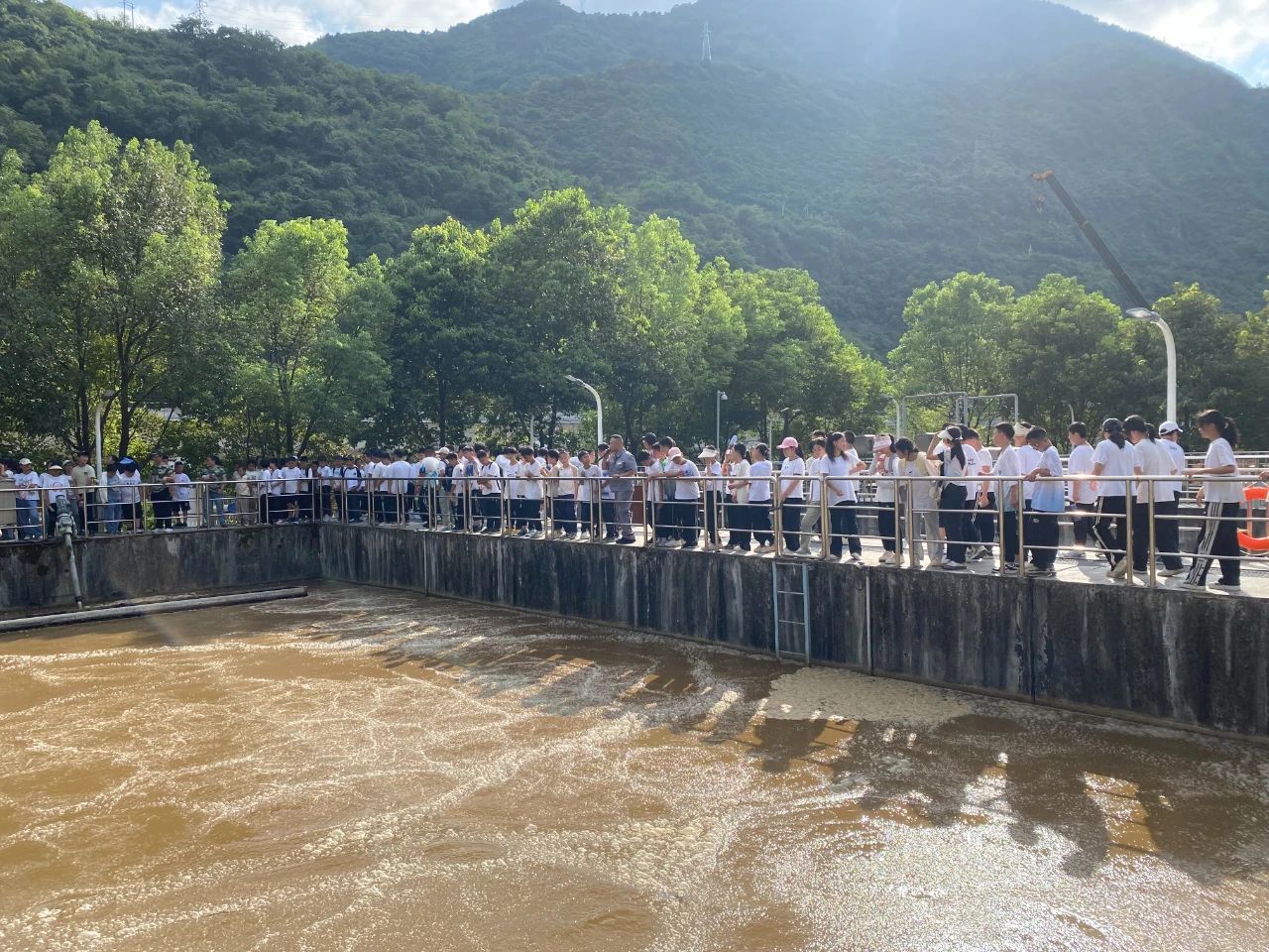 水环境公司镇安污水处置厂与镇安县第二中学进行EVO厅设施公家盛开日活动暨“绿色文化教育基地”授牌典礼